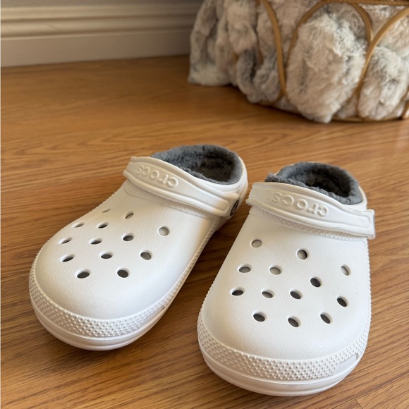 White Fuzzy-Lined Crocs | Men’s 6 / Women’s 8 | Classic Clog with Warm Lining - Picture 4 of 13